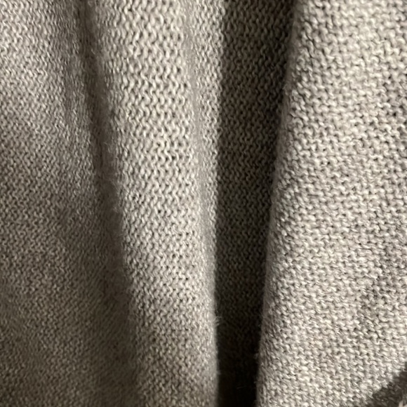 Jennifer Lopez sweater - Picture 6 of 7